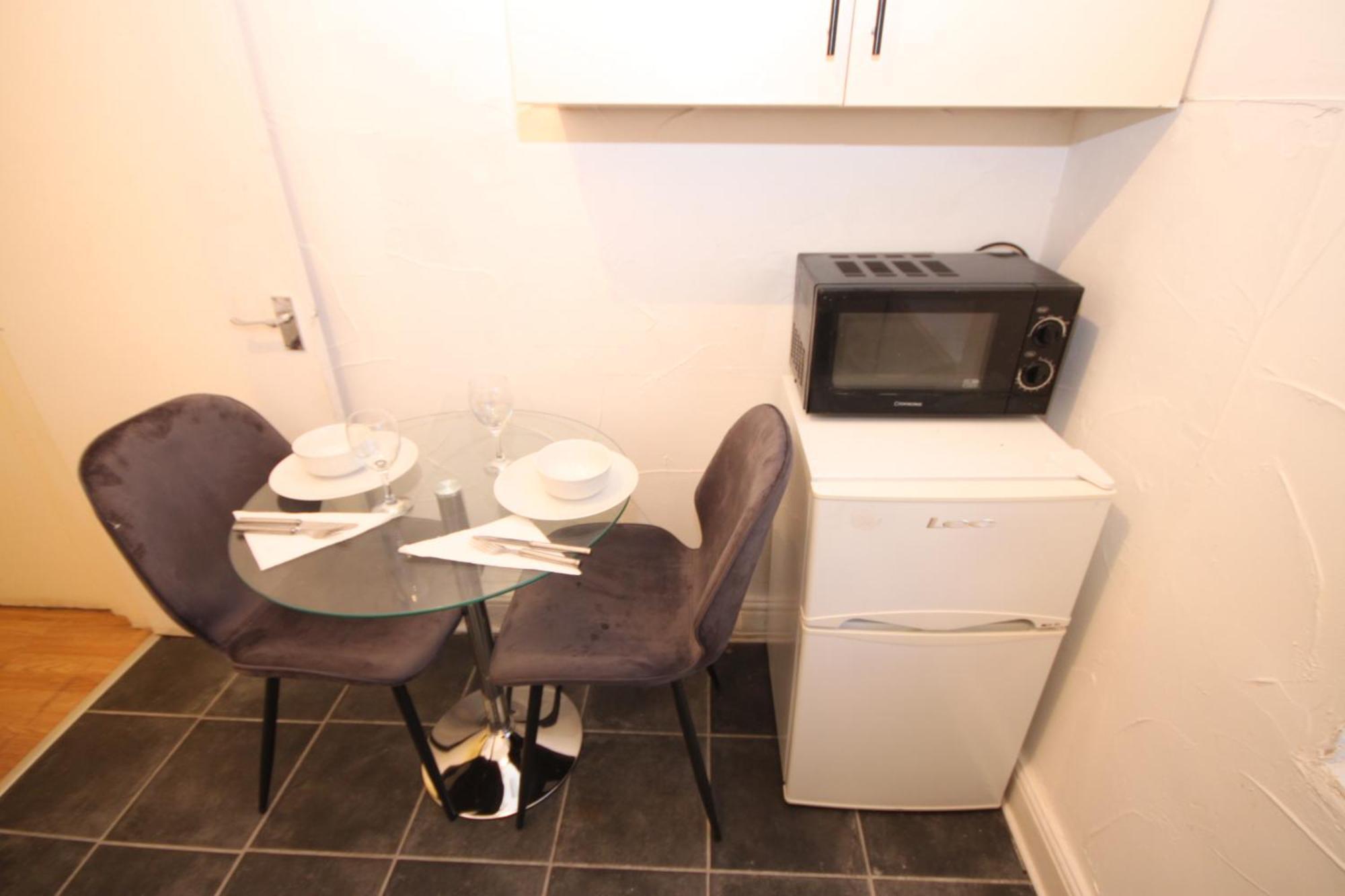 Barton Seaview, Self Catering Studio Apartments, Promenade & Central Beach Location, Families, Couples Or 23 Years Plus Only, Free Parking Blackpool Cameră foto
