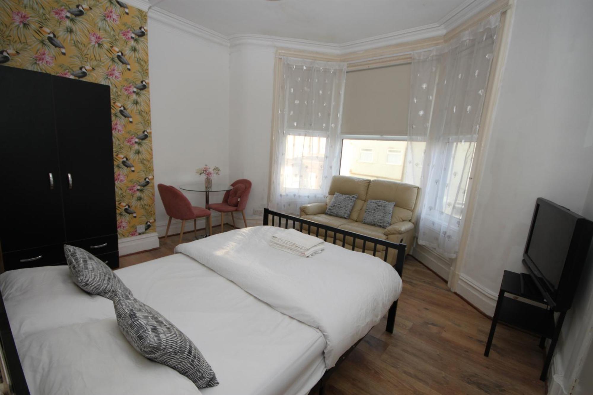 Barton Seaview, Self Catering Studio Apartments, Promenade & Central Beach Location, Families, Couples Or 23 Years Plus Only, Free Parking Blackpool Exterior foto