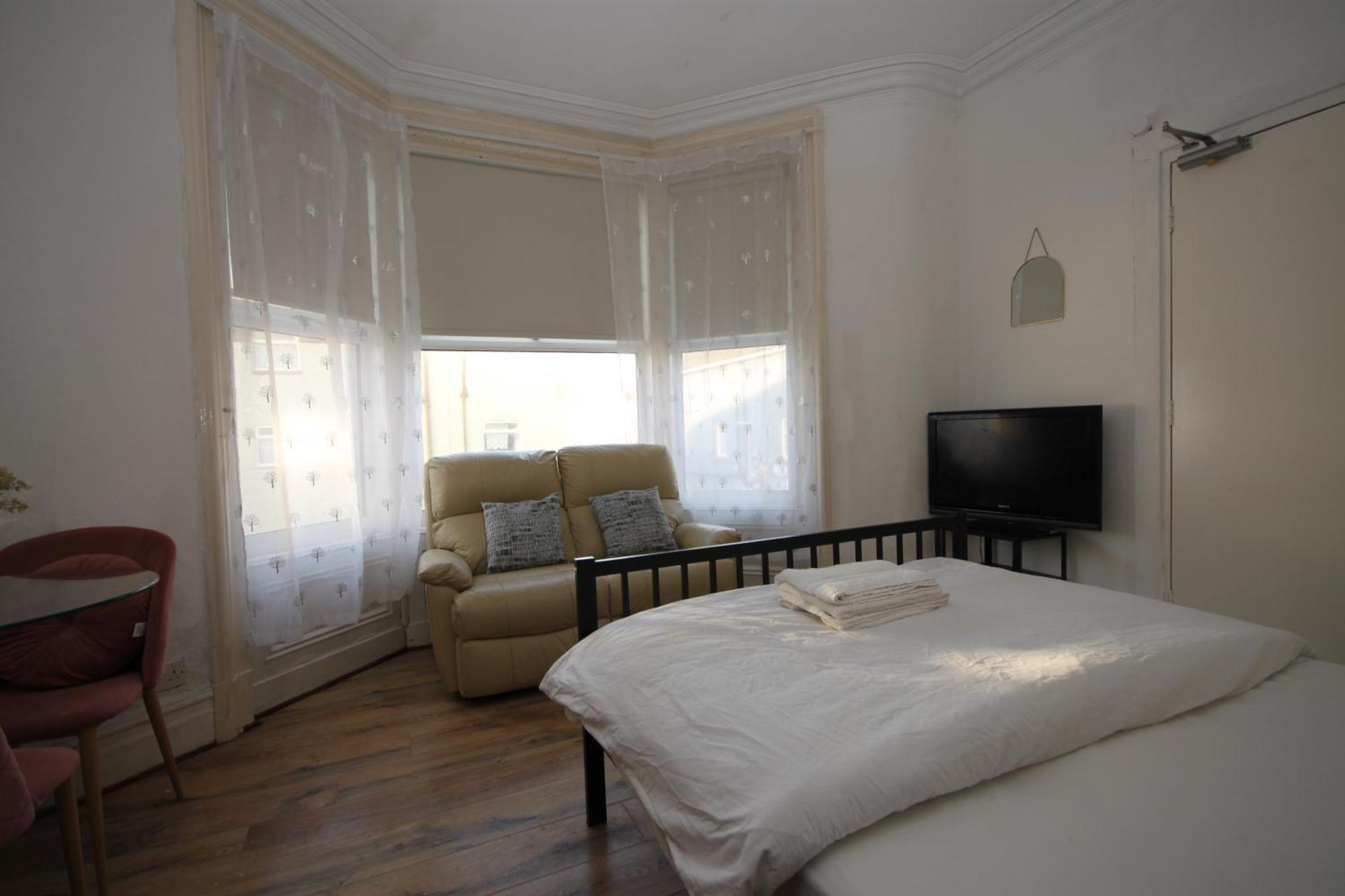 Barton Seaview, Self Catering Studio Apartments, Promenade & Central Beach Location, Families, Couples Or 23 Years Plus Only, Free Parking Blackpool Cameră foto